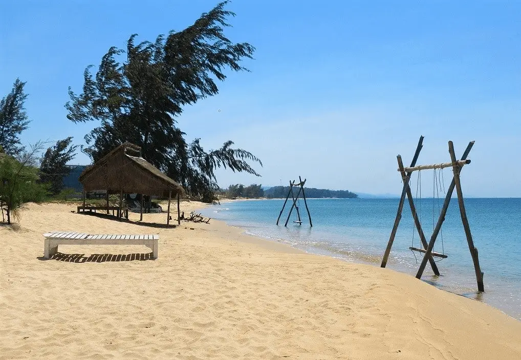 Phu Quoc beach, Ong Lang beach is a romantic beach that offers serenity and clear waters and fine sand