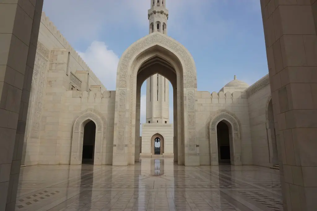 tourist places in Oman, mosque, entrance, minaret