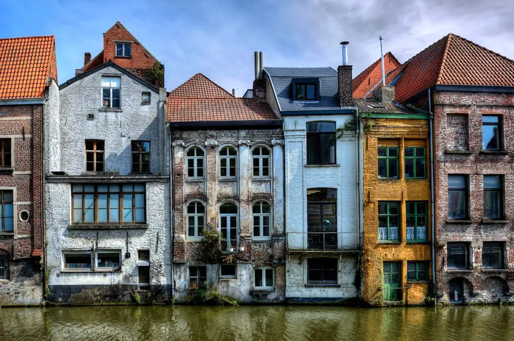 1 day in Ghent, old houses along Ghent canal, colorful homes in Ghent