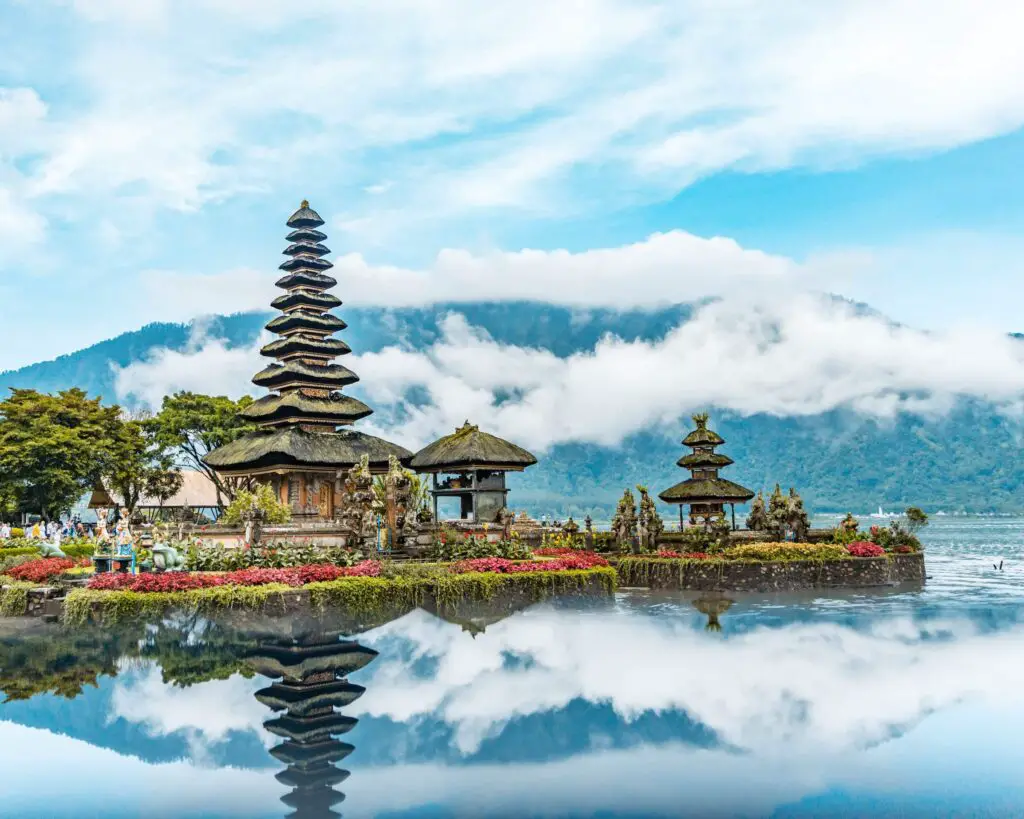 7 days in Bali itinerary. This is an image of Pura Ulun Danu Lake Bratan with the clouds and mountains in the background.