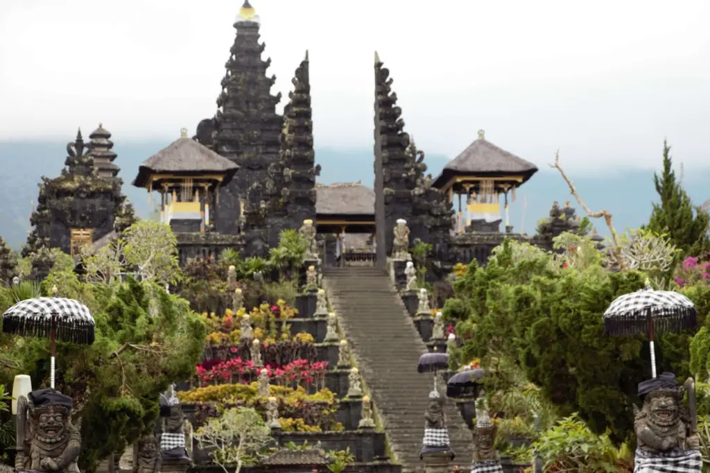 7 days in Bali itinerary, Pura Besakih, the entrance of Pura Besakih, staircases leading to the main gate of Besakih